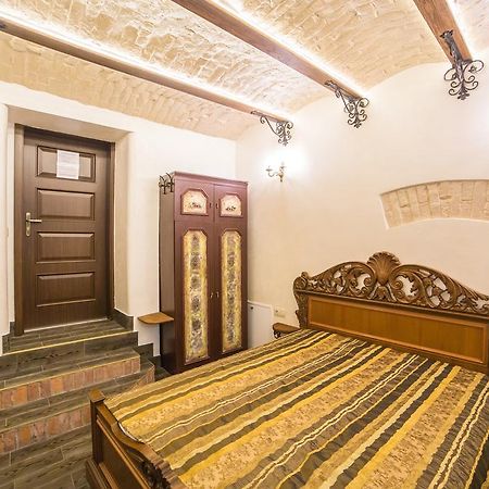 Apartments On Valova 16, On Market Square Lviv Bagian luar foto
