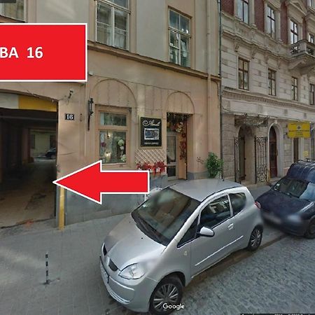 Apartments On Valova 16, On Market Square Lviv Bagian luar foto